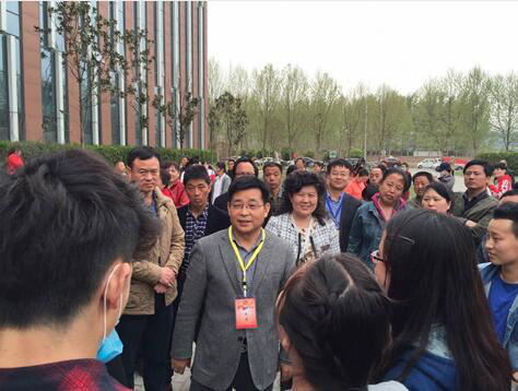 赵健校长和蒋丽珠副校长莅临单招现场,与家长学生亲切交流