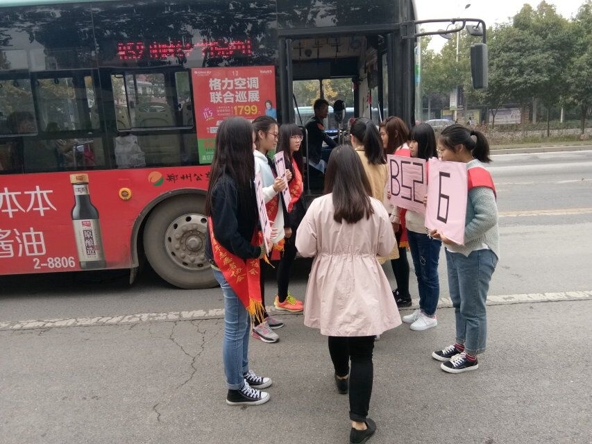 6路站牌值岗01.jpg 6路站牌值岗01.jpg