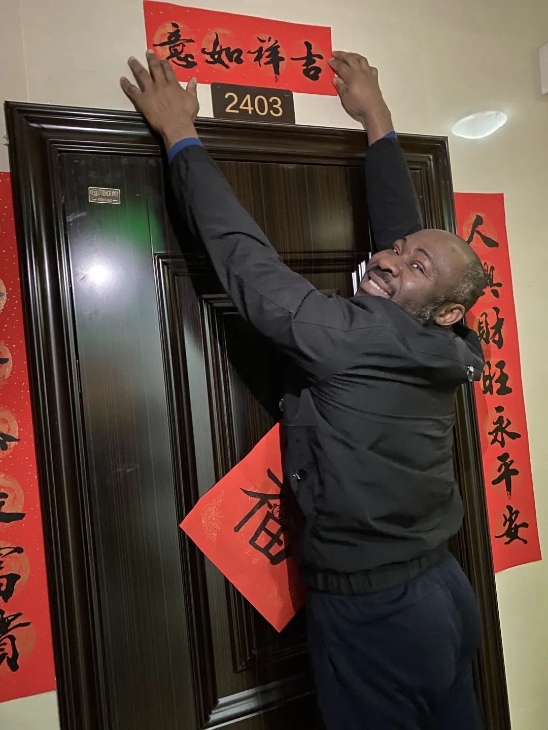 郑州师范学院外籍专家欢度春节1.jpeg 郑州师范学院外籍专家欢度春节1.jpeg