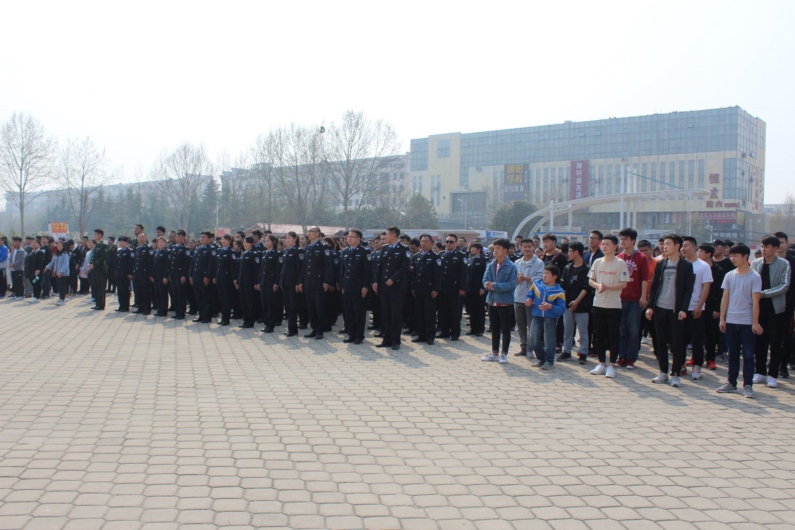 我校开展警校联动平安校园宣传教育活动2.JPG 我校开展警校联动平安校园宣传教育活动2.JPG