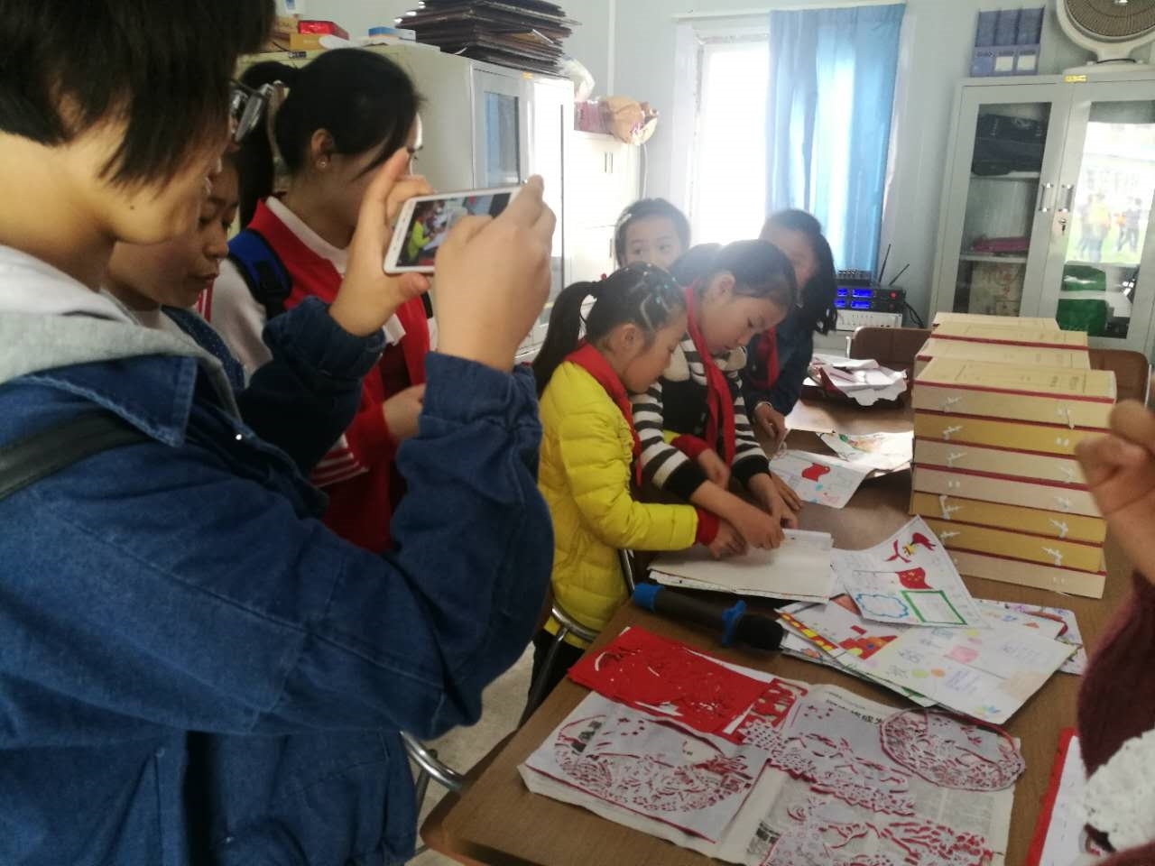 跟学生一起做手工.jpg 跟学生一起做手工.jpg