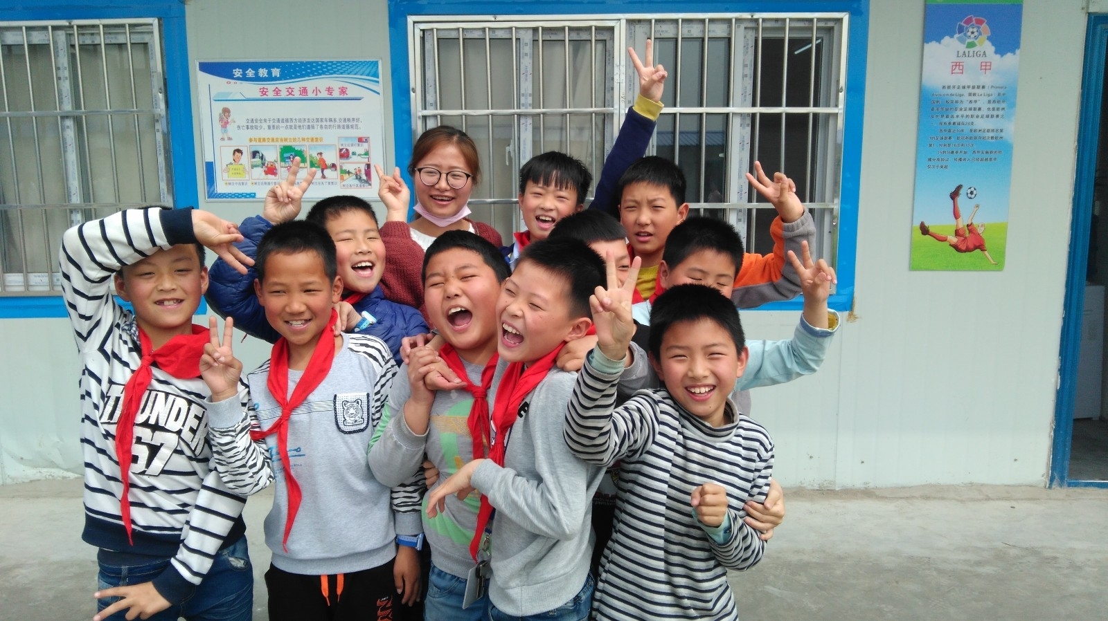 学生跟喜爱的志愿者合影.jpg 学生跟喜爱的志愿者合影.jpg