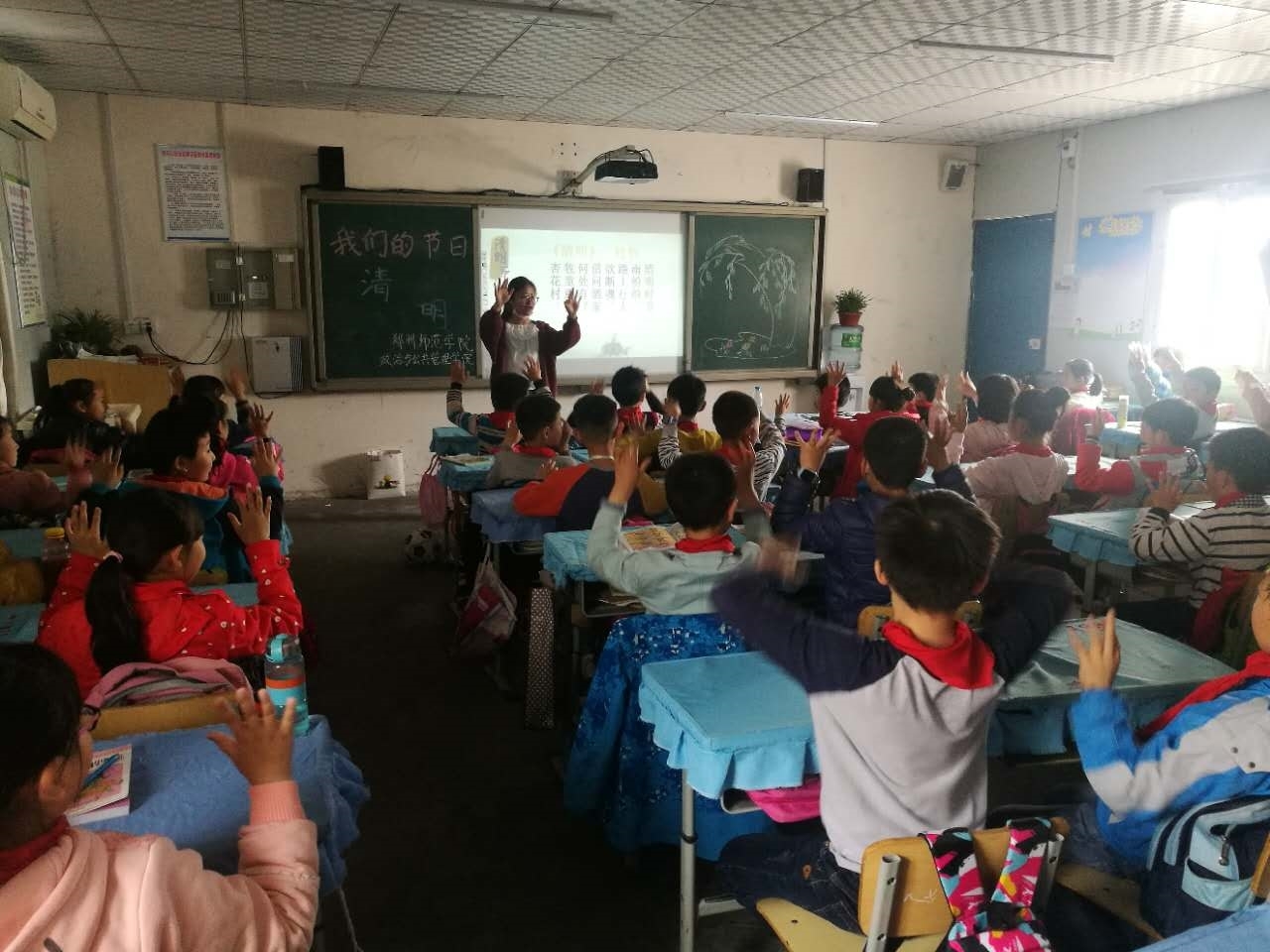 课堂教授手语3.jpg 课堂教授手语3.jpg