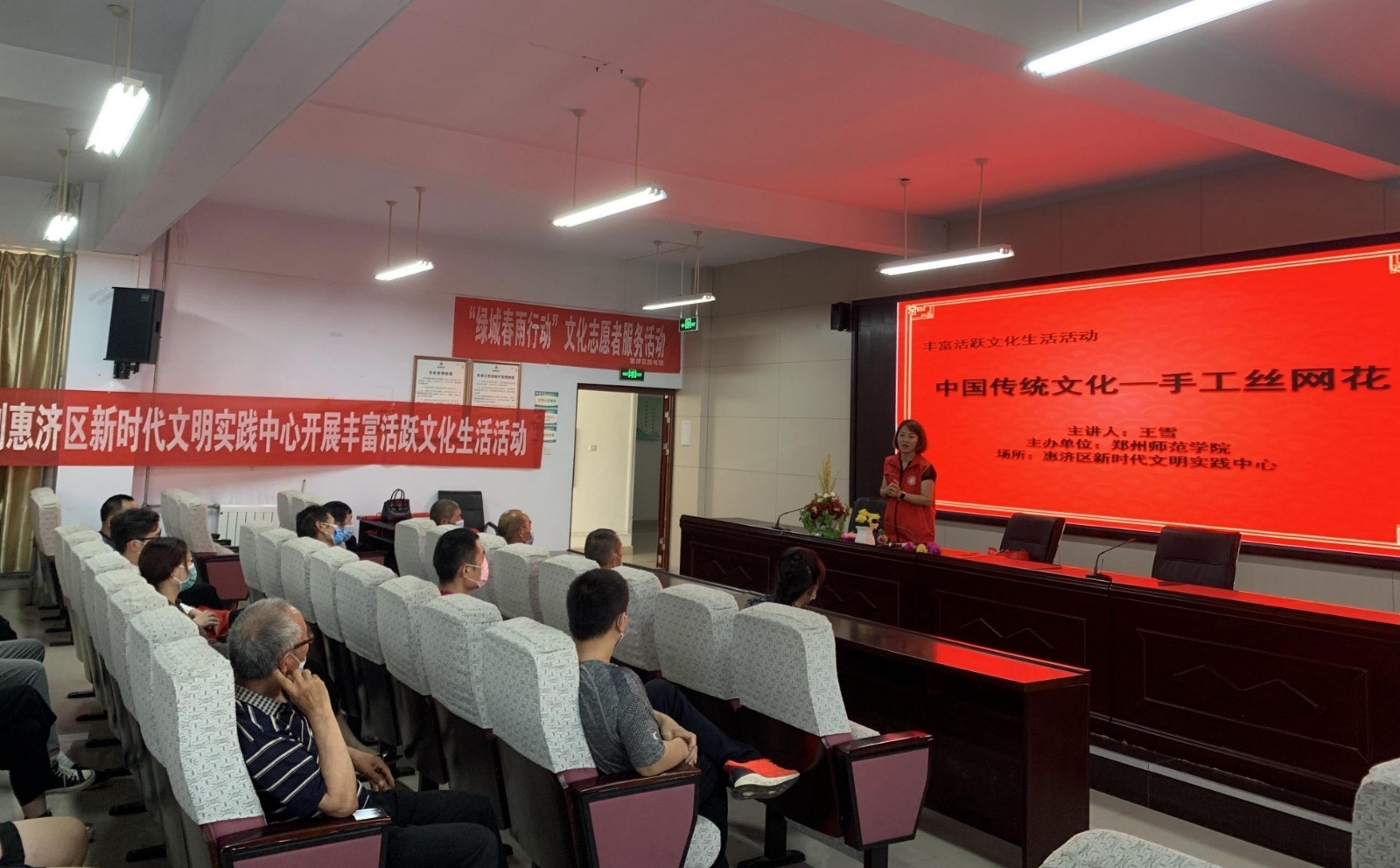 2021年9月23日郑州师范学院志愿者到惠济区新时达文明实践中心面向市民开展《中国传统文化——手工丝网花》培训活动,丰富市民的文化生活.jpg 2021年9月23日郑州师范学院志愿者到惠济区新时达文明实践中心面向市民开展《中国传统文化——手工丝网花》培训活动,丰富市民的文化生活.jpg